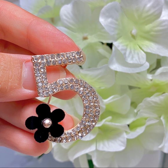 🚫SOLD🚫No.5 Brooch - Picture 1 of 3